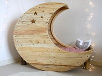 Cuna de bebé con forma de luna