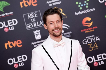 En un look de Dsquared2, Jan Cornet desafía al look en blanco y negro para los Premios Goya