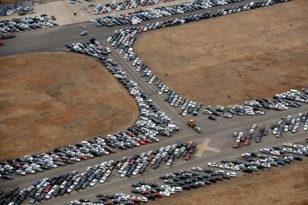 ¿Qué hacen 15.000 coches en la pista de un aeropuerto?