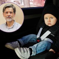 Carlos González, pediatra, sobre los niños que se resisten a ir en la silla del coche: "Es un error común en los padres novatos"