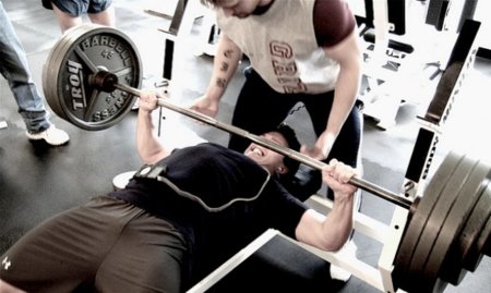 Elimina los rebotes de los ejercicios de musculación para desarrollar más músculo