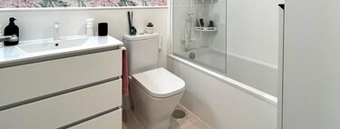La brutal transformación de un cuarto de baño viejo sin obras y sin escombros: "En una reforma siempre debemos tener un punto de partida, y en este baño la pauta la dio el papel elegido" 