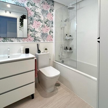 La brutal transformación de un cuarto de baño triste y viejuno: "En una reforma siempre debemos tener un punto de partida, y en este baño la pauta la dio el papel elegido" 