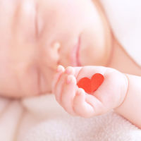 Operan con éxito a una bebé prematura de 1,3 kilos, la paciente más pequeña del mundo operada del corazón