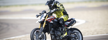 He probado la Ducati Hypermotard V2 SP: ni mi carnet ni yo necesitamos la Hypermotard más potente, ligera y rápida de la historia, pero la quiero