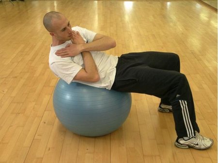 Alternar los abdominales entre series de otras rutinas no es buena idea