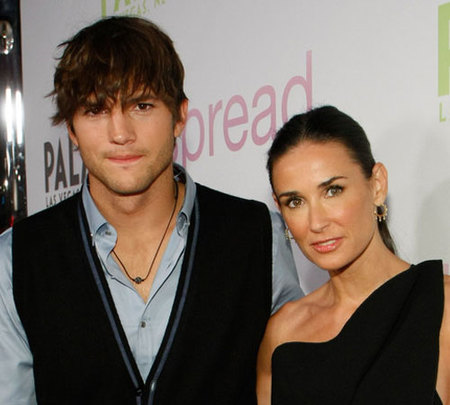 Demi Moore y Ashton Kutcher twittean un aterrizaje de emergencia