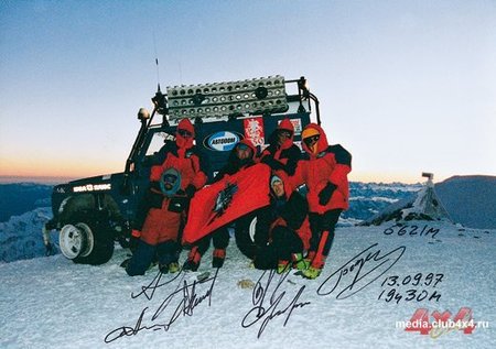 Abramov y su equipo en la cima del Elbrus