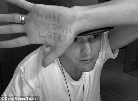 Demi Moore y Ashton Kutcher se comunican vía twitpic