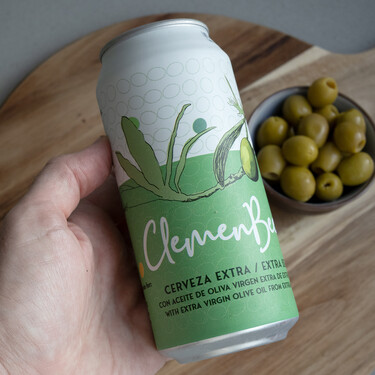Probamos ClemenBeer, la cerveza extremeña con aceite de oliva: una rareza amarga que no busca gustar a todo el mundo 