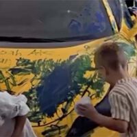 En lugar de poner a una piñata en el cumpleaños de su hijo, deja que el niño y sus amigos pinten un Ferrari nuevecito