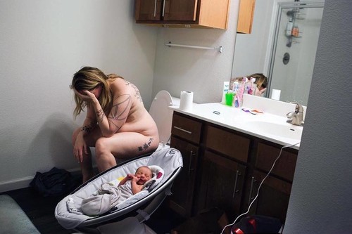 "Mi cuerpo se siente roto": la dura realidad del postparto de una madre 48 horas después de dar a luz