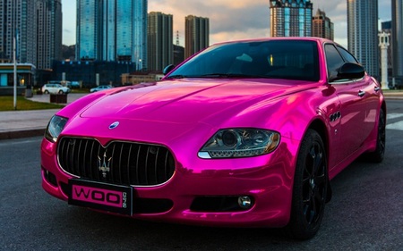 Maserati Quattroporte en rosa
