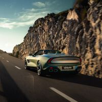 Este es el Aston Martin Vanquish Volante: un descapotable V12 con 835 CV para disfrutar a cielo abierto