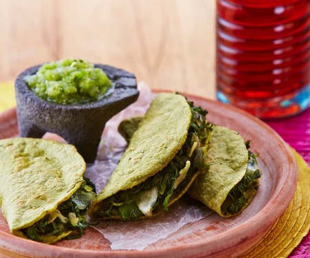 Quesadilla de requesón y quintoniles. Receta de desayuno