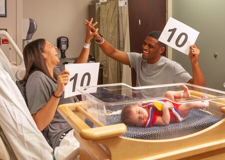 Estos bebés olímpicos recién nacidos se ven adorables con sus trajes tejidos por enfermeras de neonatología