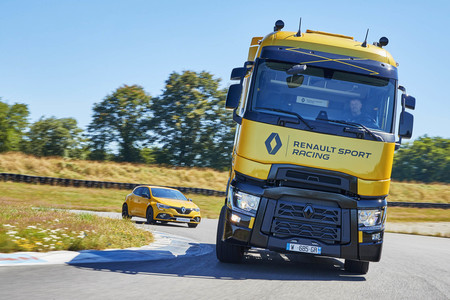El Renault T High RS Racing Edition es un camión con alma de Mégane R.S. porque... ¿por qué no?