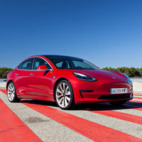 Los Tesla sonarán como caballos al galope, pero en Europa la loca ley de los coches eléctricos ruidosos no lo permitirá