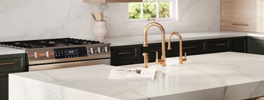 Esta es la opción low cost de Leroy Merlin para  renovar la encimera de la cocina sin obras y con un elegante acabado efecto mármol