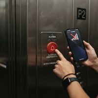 El misterio de la cobertura en los ascensores: por qué no puedes usar tu móvil, pero sí funcionan las llamadas de emergencia 