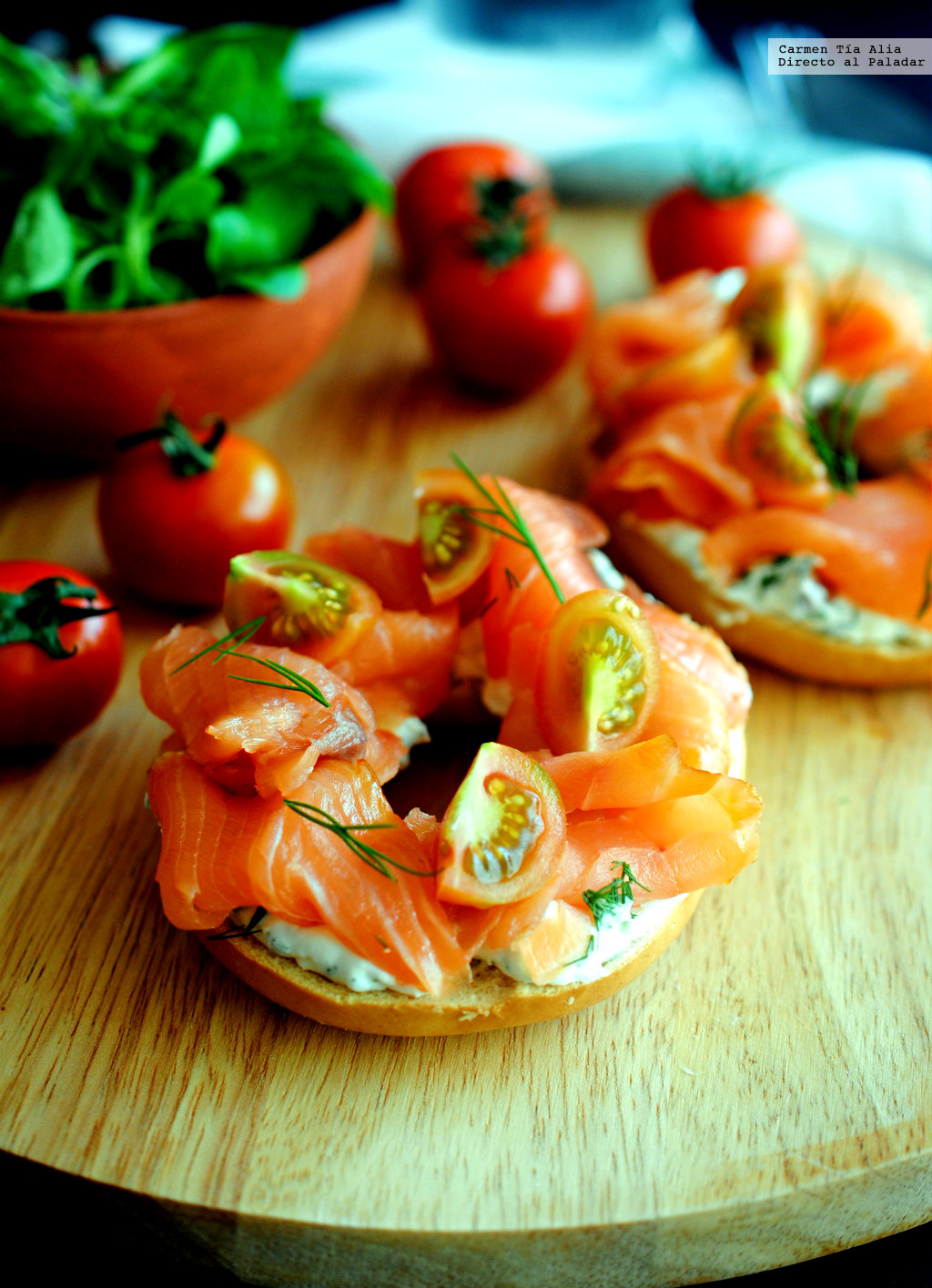 Bagel con salmón y tres quesos al eneldo. Receta exprés para quienes "están de rodríguez"