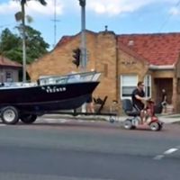 Ingenio australiano nivel: quedarte sin carnet y usar un scooter eléctrico para remolcar tu barco 