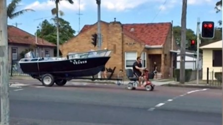 Ingenio australiano nivel: quedarte sin carnet y usar un scooter eléctrico para remolcar tu barco