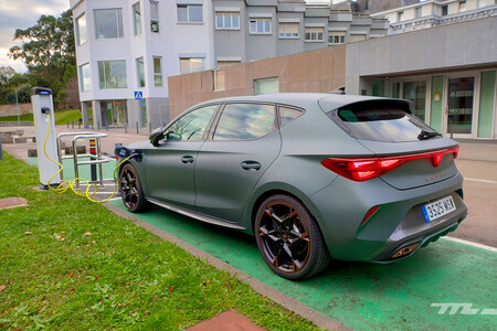 Cupra Leon VZ eHybrid 2025 cargando