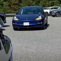 Un Tesla se estrella contra el coche aparcado de una mujer. No había conductor porque su dueño "estaba probando una función nueva" desde su teléfono