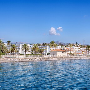 Es como Nerja, pero en versión tradicional: el pueblo secreto con playas eternas de Málaga que merece la pena visitar