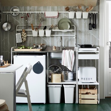 Lo último de Ikea es este cubo de basura que se cuelga en la pared sin taladros: ideal para espacios estrechos