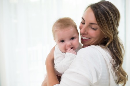 Fórmulas infantiles para la alimentación del bebé:
leches de origen animal vs bebidas vegetales, ¿cuáles son las diferencias?