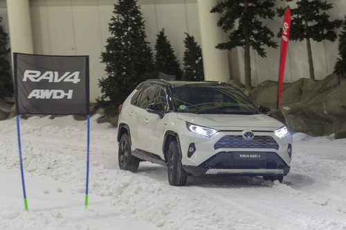 Probamos el nuevo Toyota RAV4 AWD-i sobre la nieve: híbrido y tracción total con hasta 1.300 Nm de par