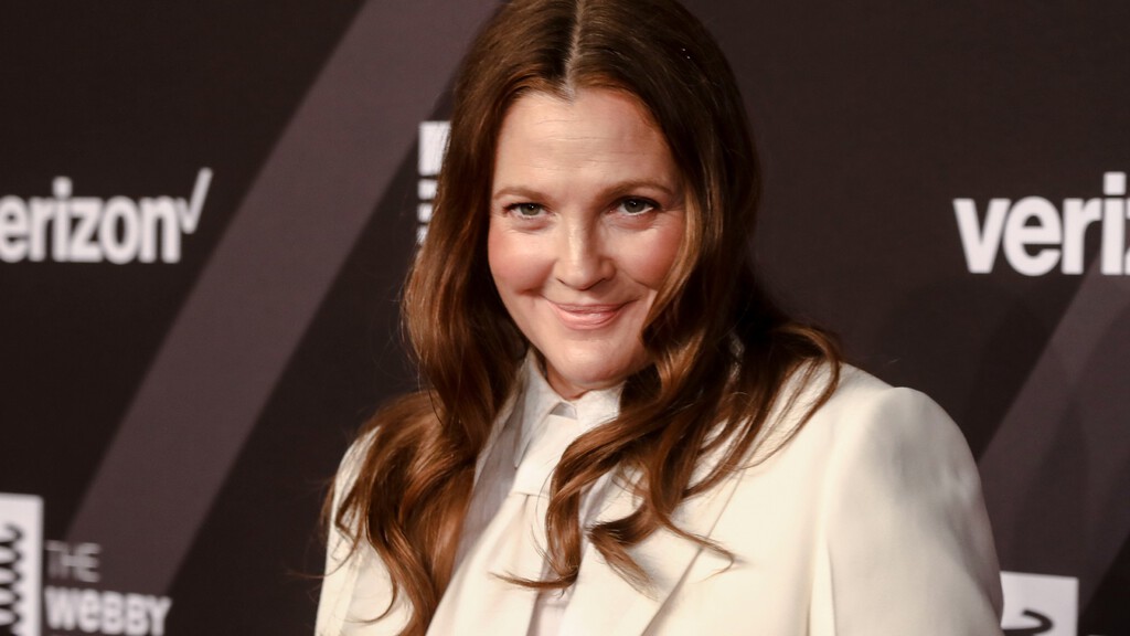 Drew Barrymore la lía parda al desvelar lo que siente por su madre (y recula):