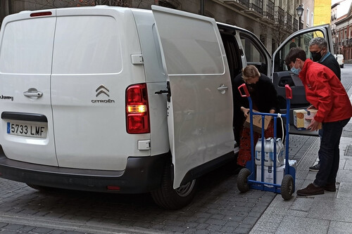 Probamos la Citroën ë-Jumpy como se prueba una furgoneta eléctrica de reparto: repartiendo víveres en la ciudad