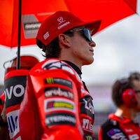 "Nadie lo hace a propósito". Marc Márquez ha tenido que pedir a sus fans que dejen de acosar a Marco Bezzecchi tras su nueva lesión 