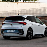 El peor enemigo de los Volkswagen eléctricos está en casa: el CUPRA Born mete una rebajaza de 10.000 euros y es 3.500 euros más barato que el ID.3