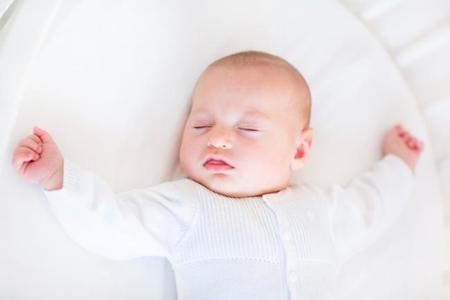 La forma más segura de dormir para los bebés es en su cuna, boca arriba y cerca de la cama de sus padres, recomiendan los pediatras