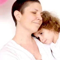 Escribe decenas de cartas a su hija de 4 años para cuando ella ya no esté