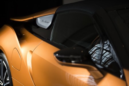BMW i8 Roadster logo