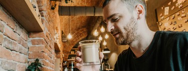 Tomar café al despertar o esperar un poco: la ciencia responde a la extendida duda