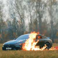 Harto de su Mercedes-AMG GT 63 S, este youtuber le prende fuego en vídeo... y se come unas salchichas mientras arde