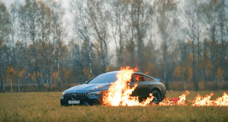 Harto de su Mercedes-AMG GT 63 S, este youtuber le prende fuego en vídeo... y se come unas salchichas mientras arde