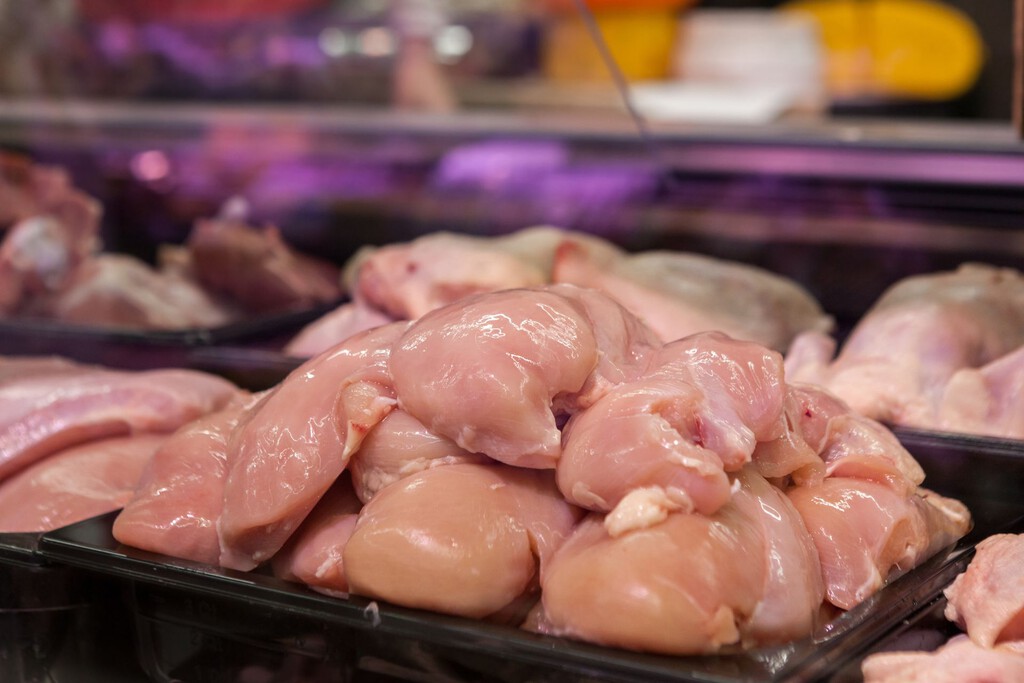 El gran mito del pollo amarillo: por qué pagamos más pensando que es de corral cuando la ciencia dice que es igual que el blanco