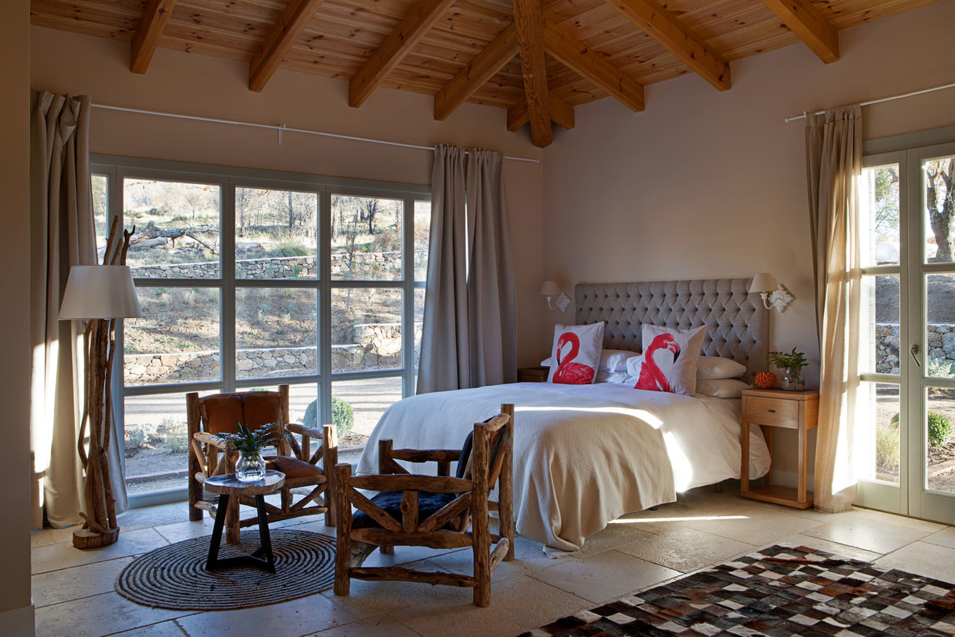 Baños de microcemento, baldosas hidráulicas y suelos de piedra natural