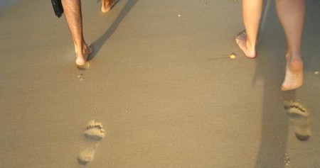 ¿Por qué es bueno caminar por la playa?