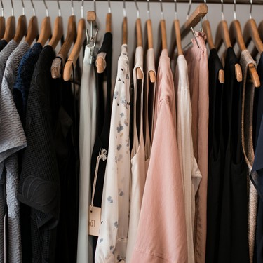 Cómo eliminar el olor a humedad de tu ropa con un truco natural y sin químicos