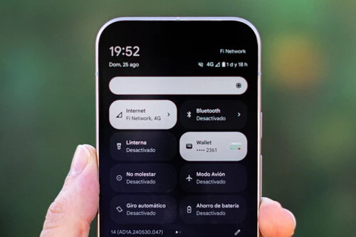 Foto de un Pixel 9 con el menú de controles rápidos en pantalla