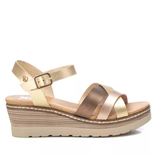 XTI - Sandalia Mujer Oro - Calzado Cómodo y Versátil - Moda casual - Modelo 14285304 (Talla 40)