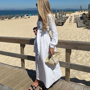 Ralph Lauren liquida las sandalias planas mitad Chanel, mitad Hermès que adoran las mujeres más elegantes de Marbella